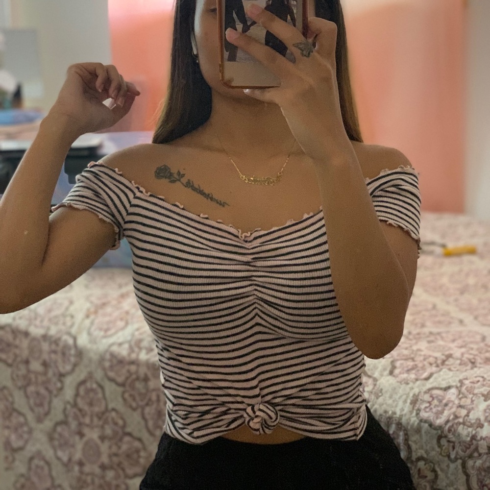 Hollister | Off Shoulder w/ Black &’ Pink Strip